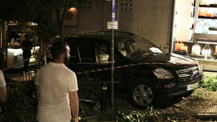 Κολωνάκι: Βίντεο με το SUV να πέφτει πάνω στο εστιατόριο